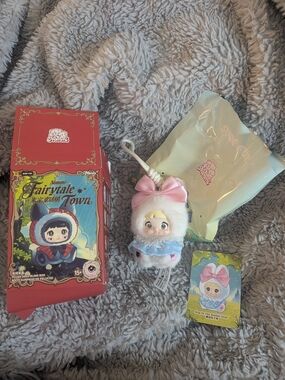 Fairytale Town Nommi Plush Keychain - Hop In The Rabbit Hole (Alice)